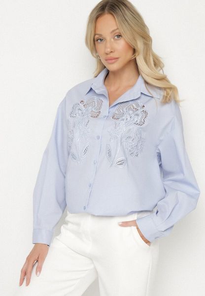 Jasnoniebieska Bawełniana Koszula o Kroju Oversize Zdobiona Ażurowymi Wstawkami Vovelle. Niebieskie koszule damskie Born2be, m, z aplikacjami, z bawełny, eleganckie, bez kołnierzyka, bez ramiączek. Za 139.99 zł.