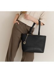 Lia Biassoni Skórzana torebka "Picchions" w kolorze czarnym - 32 x 28 x 12 cm rozmiar: onesize. Czarne torebki klasyczne damskie Lia Biassoni, bez wzorów, z materiału, bez dodatków. Za 404.99 zł.