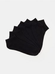 Bawełniane skarpetki 7 pack - czarny. Czarne skarpetki męskie Sinsay, bez wzorów, z bawełny. Za 19.99 zł.