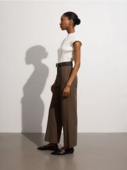 Spodnie z paskiem - ciemnobrązowy. Brązowe spodnie materiałowe damskie Reserved, bez wzorów, z bawełny. W wyprzedaży za 89.99 zł.