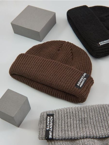 Czapka - bordowy. Czerwone czapki męskie Sinsay, z aplikacjami, z materiału. Za 15.99 zł.