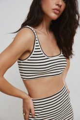 Krótki top z dzianiny prążkowanej w paski BLACK & BEIGE - LAGO. Brązowe topy damskie Marsala, m, bez wzorów, z bawełny, bez kołnierzyka. W wyprzedaży za 31.96 zł.