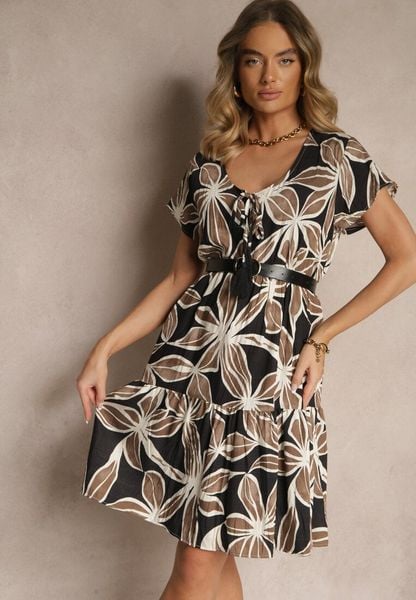 Czarna Rozkloszowana Sukienka z Lnem Zdobiona Wiązaniem z Frędzlami Fevienne. Czarne sukienki damskie Renee, na spacer, na lato, l, z aplikacjami, boho, bez kołnierzyka, bez ramiączek, midi, rozkloszowane. Za 69.99 zł.