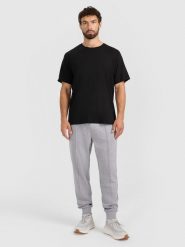 4F Spodnie dresowe joggery męskie - szare XL. Szare spodnie dresowe męskie 4f, bez wzorów, z dresówki. W wyprzedaży za 79.99 zł.