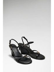Guess Sandały 182988 Czarny. Czarne sandały damskie Guess, z aplikacjami, bez obcasa, na słupku. Za 494.99 zł.
