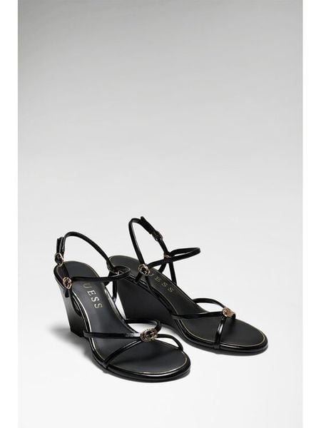 Guess Sandały 182988 Czarny. Czarne sandały damskie Guess, z aplikacjami, bez obcasa, na słupku. Za 494.99 zł.