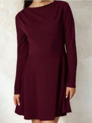 Rozkloszowana sukienka dresowa - bordowy. Czerwone sukienki damskie Sinsay, l, bez wzorów, z dresówki, bez kołnierzyka, bez ramiączek, rozkloszowane. Za 39.99 zł.