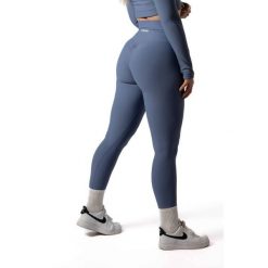 Damskie legginsy bezszwowe prążkowane z efektem scrunch – błękitny. Niebieskie legginsy sportowe damskie AESTHETIC WOLF, xl, bez wzorów, z dzianiny, z podwyższonym stanem, na fitness i siłownię. Za 119.99 zł.