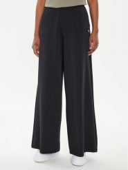 Guess Spodnie dresowe V4YB07 KCAY2 Czarny Relaxed Fit. Czarne spodnie dresowe damskie Guess, s, z aplikacjami, z dresówki. Za 259.99 zł.