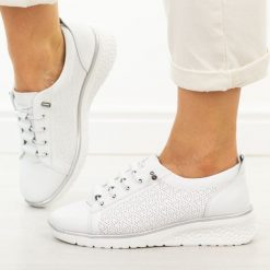 Białe skórzane półbuty damskie Filippo Dp7589/26. Białe półbuty damskie Filippo, bez wzorów, z jeansu, casualowe, z okrągłym noskiem, bez obcasa, na koturnie. W wyprzedaży za 192.72 zł.