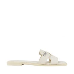 Klapki damskie Lee Estill Slider Low 50251024 33F. Białe klapki damskie Lee, bez wzorów, z gumy, bez obcasa, na płaskiej podeszwie. Za 120.99 zł.