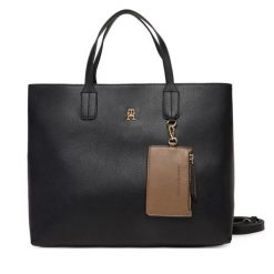 Torebka Tommy Hilfiger. Czarne torebki klasyczne damskie Tommy Hilfiger, bez wzorów, bez dodatków. Za 699.99 zł.