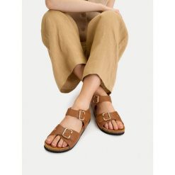 Sandały Lasocki. Brązowe sandały damskie Lasocki, bez wzorów, bez obcasa, na płaskiej podeszwie. Za 149.99 zł.