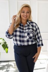 Elegancka długa zapinana koszula w kratę PLUS SIZE XXL. Koszule damskie Nasi partnerzy, plus size, bez wzorów, z wiskozy, eleganckie, bez kołnierzyka, plus size, bez ramiączek. Za 199.90 zł.