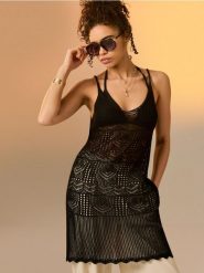 Ażurowa sukienka plażowa na cienkich ramiączkach - czarny. Czarne sukienki damskie Sinsay, na plażę, l, w ażurowe wzory, bez kołnierzyka, bez ramiączek. Za 35.99 zł.