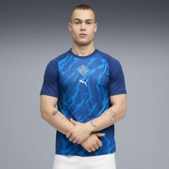 Męska koszulka na rozgrzewkę Islandii PUMA. Niebieskie t-shirty sportowe męskie Puma, m, bez ramiączek, do piłki nożnej. Za 279.00 zł.