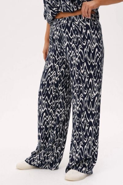 Spodnie "echo granatu" z kompletu Riva - wakacyjny styl, wygoda i lekkość PLUS SIZE XXL OVERSIZE. Spódniczki damskie Moda Size Plus Iwanek, na lato, l, bez wzorów, z jeansu, biznesowe, z podwyższonym stanem, plus size, mini, dopasowane. Za 219.90 zł.