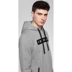 Bluza męska BLM202 - chłodny jasny szary melanż. Szare bluzy z kapturem męskie 4f, m, z dzianiny. W wyprzedaży za 79.99 zł.