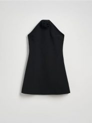 Sukienka z różą - czarny. Czarne sukienki damskie Reserved, l, bez wzorów, z tkaniny, bez kołnierzyka, bez ramiączek, rozkloszowane. Za 159.99 zł.