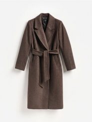 Długi płaszcz z wiązanym paskiem - ciemnobrązowy. Brązowe płaszcze damskie Reserved, l, bez wzorów, z dzianiny. Za 199.99 zł.