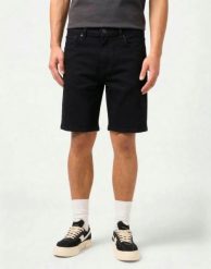 MESKIE SPODENKI WRANGLER FRONTIER SHORT BLACK RINSE 112371345. Czarne szorty męskie Wrangler, z jeansu, bez kołnierzyka. Za 169.99 zł.
