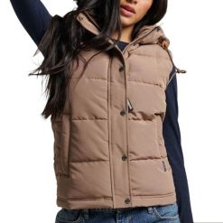 Damska kurtka bez rękawów z kapturem Superdry Everest. Brązowe kurtki damskie Superdry., na zimę, xs, z aplikacjami, z materiału, z kapturem. Za 423.25 zł.