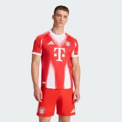 Koszulka FC Bayern 25/26 Home Authentic. Czerwone t-shirty sportowe męskie Adidas, bez ramiączek, do piłki nożnej. Za 649.00 zł.