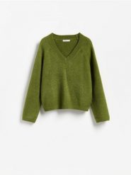 Sweter z raglanowym rękawem - oliwkowy. Zielone swetry klasyczne damskie Reserved, l, z dzianiny, bez kołnierzyka. Za 119.99 zł.