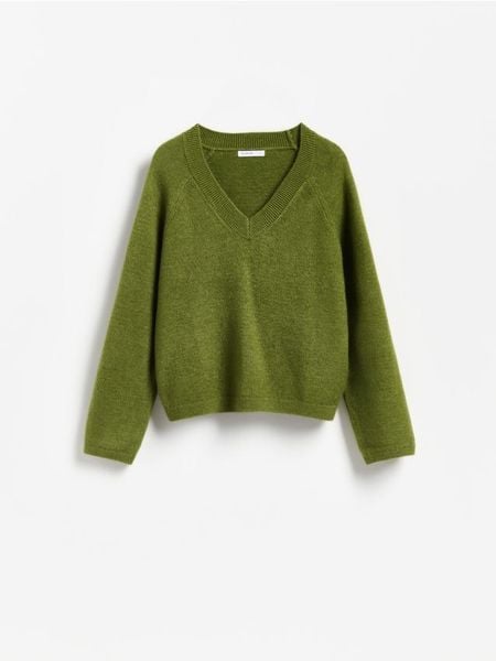 Sweter z raglanowym rękawem - oliwkowy. Zielone swetry klasyczne damskie Reserved, l, z dzianiny, bez kołnierzyka. Za 119.99 zł.