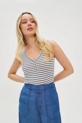Top w paski z guzikami biały. Białe topy damskie MOODO, l, bez wzorów, z bawełny, bez kołnierzyka. Za 59.99 zł.