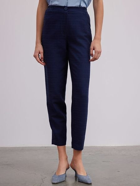 BGN Spodnie w kolorze granatowym rozmiar: 40. Niebieskie spodnie materiałowe damskie BGN, bez wzorów, z materiału, z podwyższonym stanem. Za 97.51 zł.