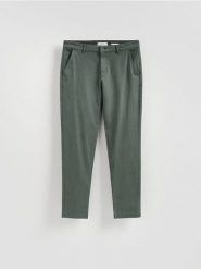 Spodnie chino slim fit - zielony. Zielone spodnie materiałowe męskie Reserved, bez wzorów, z lyocellu. Za 149.99 zł.