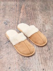 Kapcie z futerkiem - beżowy. Brązowe kapcie damskie Sinsay. Za 29.99 zł.