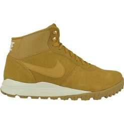 Brązowe Buty zimowe Nike Hoodland Suede M 654888-727. Brązowe buty sportowe na co dzień męskie Nike, na zimę, z materiału, bez zapięcia. W wyprzedaży za 429.00 zł.