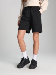 Szorty - czarny. Czarne szorty damskie Sinsay, bez wzorów, z bawełny. Za 25.99 zł.