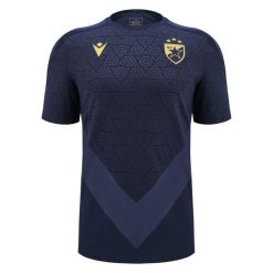 Koszulka Czerwonej Gwiazdy Belgrad Player 2024/25. Niebieskie t-shirty sportowe męskie Macron, bez ramiączek, do piłki nożnej. Za 215.50 zł.