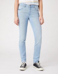 SPODNIE DAMSKIE WRANGLER SLIM CLEAR BLUE W28LZH280 112128452. Niebieskie spodnie materiałowe damskie Wrangler, bez wzorów, z jeansu. Za 199.99 zł.