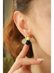 L'Atelier de Gaia Pozłacane kolczyki-wkrętki z onyksem i cyrkoniami rozmiar: onesize. Czarne kolczyki damskie L'Atelier de Gaia, z cyrkonią, pozłacane. Za 69.99 zł.