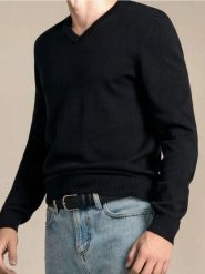 Sweter z dekoltem w serek - czarny. Czarne swetry męskie Sinsay, l, bez wzorów, bez kołnierzyka. Za 39.99 zł.