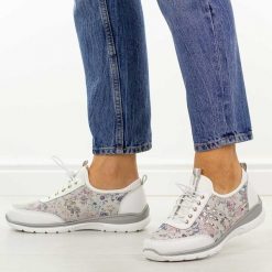 Białe skórzane półbuty damskie DiA 5990. Białe półbuty damskie DiA, bez wzorów, z dresówki, casualowe, z okrągłym noskiem, bez obcasa, na płaskiej podeszwie. Za 259.00 zł.