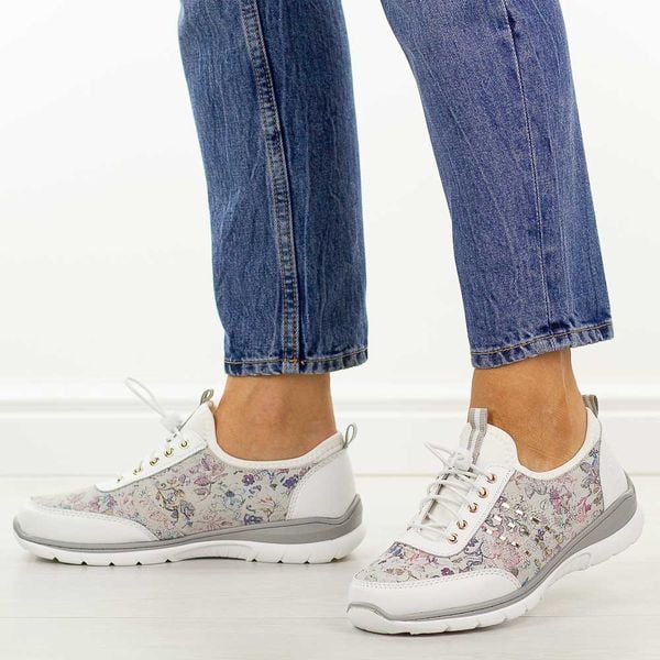 Białe skórzane półbuty damskie DiA 5990. Białe półbuty damskie DiA, bez wzorów, z dresówki, casualowe, z okrągłym noskiem, bez obcasa, na płaskiej podeszwie. W wyprzedaży za 227.92 zł.