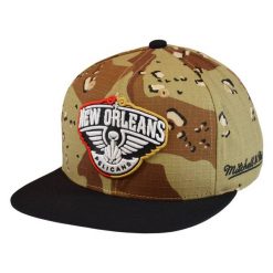 Czapka z daszkiem Mitchell & Ness NBA New Orleans Pelicans Choco -NOPYYPPPCAMO. Brązowe czapki męskie Mitchell & Ness, bez wzorów, sportowe. Za 89.00 zł.