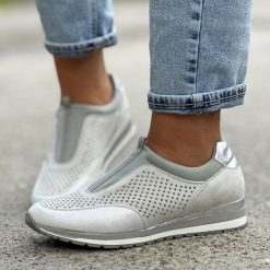Szare sneakersy damskie, półbuty M.Daszyński 2169-3. Szare półbuty damskie M.Daszyński, w ażurowe wzory, ze skóry, bez obcasa, na obcasie. Za 119.00 zł.