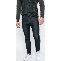 Wrangler - Jeansy Strangler Rinse. Niebieskie jeansy męskie Wrangler. W wyprzedaży za 129.90 zł.