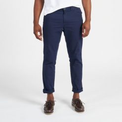 Spodnie żeglarskie męskie Tribord Sailing 100. Niebieskie spodnie materiałowe męskie TRIBORD, bez wzorów, z bawełny, sportowe. W wyprzedaży za 79.99 zł.