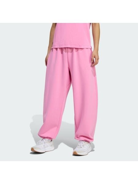 Adidas Spodnie dresowe Soft Lux KA7019 Różowy Loose Fit. Czerwone spodnie dresowe damskie Adidas, m, bez wzorów, z dresówki. Za 275.99 zł.
