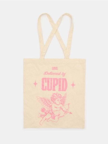 Torba materiałowa z walentynkowym nadrukiem Kupidyna - kremowy. Białe torebki klasyczne damskie Sinsay, bez wzorów, z materiału, z nadrukiem, bez dodatków. Za 9.99 zł.