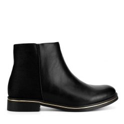 Botki Clara Barson. Czarne botki damskie Clara Barson, bez obcasa, na płaskiej podeszwie, bez zapięcia. Za 139.99 zł.