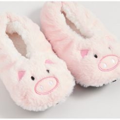 Puszyste kapcie świnki - Różowy. Czerwone kapcie damskie Sinsay. Za 19.99 zł.