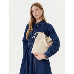 Torebka Tommy Hilfiger. Białe torebki klasyczne damskie Tommy Hilfiger, bez wzorów, bez dodatków. Za 369.99 zł.